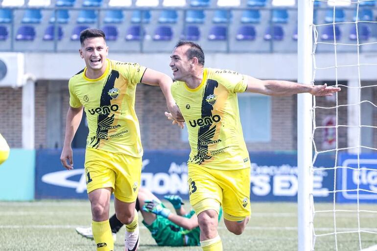 Los goleadores de la jornada, el capitán Juan Núñez y Lucas González. (Foto: APF)