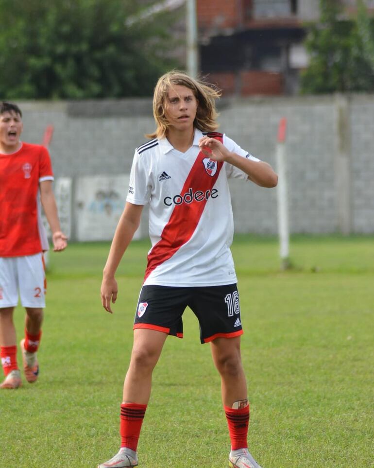 Valentino Gastón López ya sigue los pasos de su padre Maxi López y juega en River Plate. (Instagram/Valentino Gastón López)