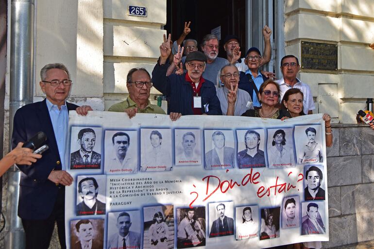 Un grupo de víctimas de tortura acompañó el pasado viernes la constitución del Tribunal de Sentencia en la sede donde funcionaba Investigación de Delitos de la Policía.