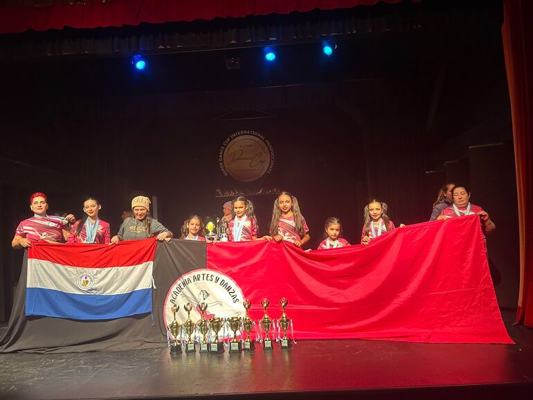 Las bailarinas esteñas representaron al altura a Paraguay.