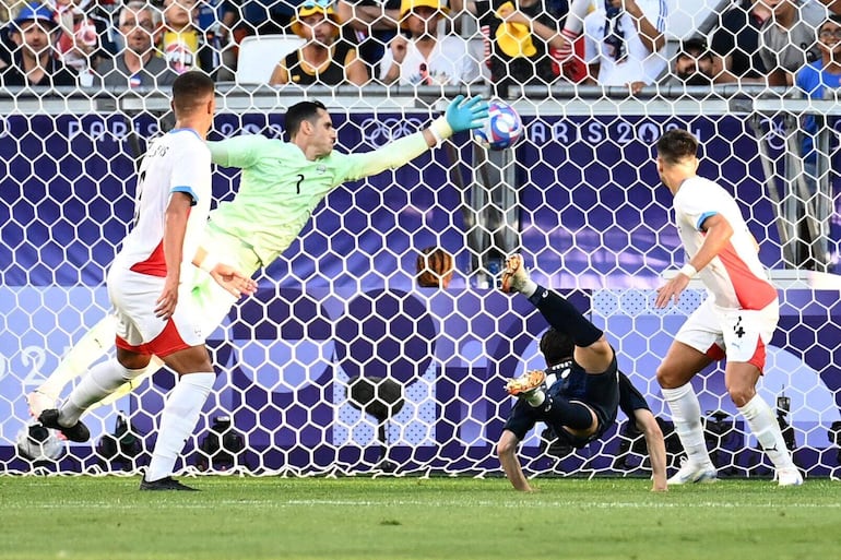 Roberto Jr. Fernández, arquero de la selección de Paraguay, no puede contener el gol de Japón en el partido por la primera fecha del Grupo D del Torneo de Fútbol masculino de los Juegos Olímpicos París 2024.