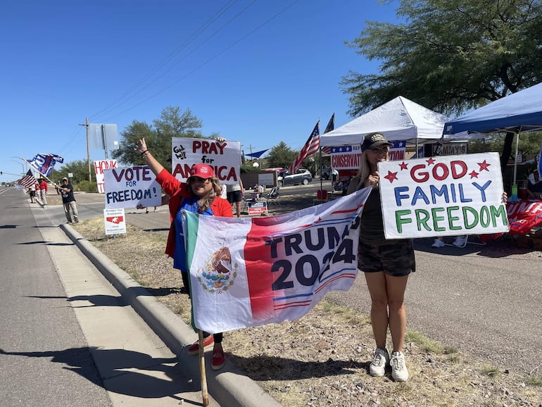 Imagen ilustrativa: la mexicana Betty Rivas (i) haciendo campaña a favor del expresidente republicano, Donald Trump, cerca a su restaurante Sammy's Mexican Grill, en Catalina, Arizona (Estados Unidos).