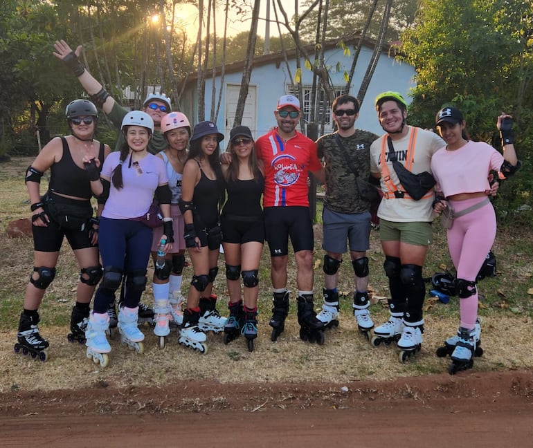 Un grupo de los patinadores durante la pausa para cargar fuerzas y continuar