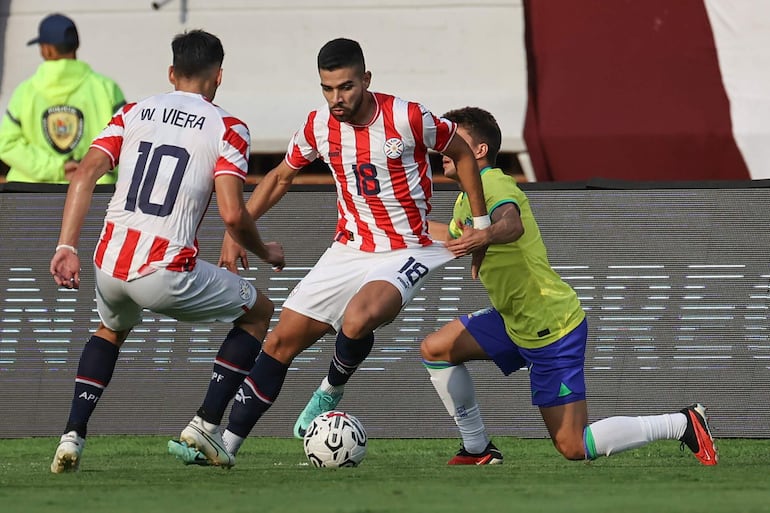 Daniel Rivas (c), futbolista de Paraguay, pelea por el balón en un partido frente a Brasil por el Preolímpico Sudamericano Sub 23 en el estadio Nacional Brígido Iriarte, en Caracas, Venezuela.
