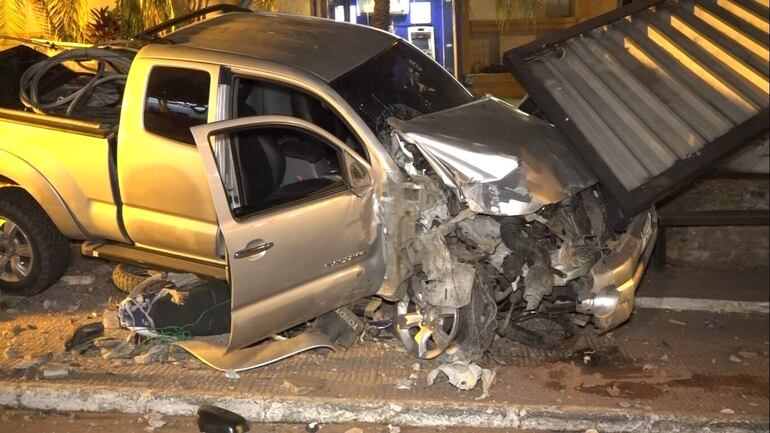 Así quedó la camioneta guiada por Ovidio David Gauto, tras entrar a contramanoen la avenida Luis María Argaña,, desde Cacique Lambaré.