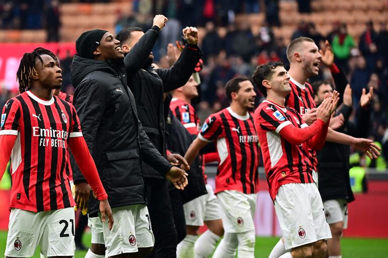 Jugadores del AC Milan festejan tras la victoria ante el Parma