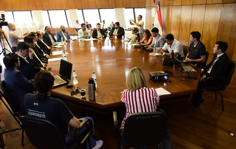 Autoridades de la Municipalidad de Asunción, el viceministerio de Transporte, el Congreso Nacional, además de ciudadanos y activistas estuvieron presentes en la reunión sobre el estacionamiento tarifado hoy, de mañana.