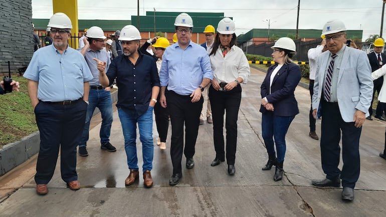 El ministro de Industria y Comercio, Javier Giménez, recorrió ayer dos industrias de la ciudad de Villeta, Domec S.A y Fluoder S.A. La vista fue en el marco del día de la Industria.