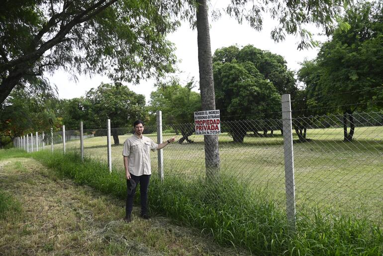 Concejal Álvaro Grau muestra el vallado perimetral instalado luego del desalojo de la propiedad que pertenece a IDESA y está en Asunción, según la municipalidad de Asunción.