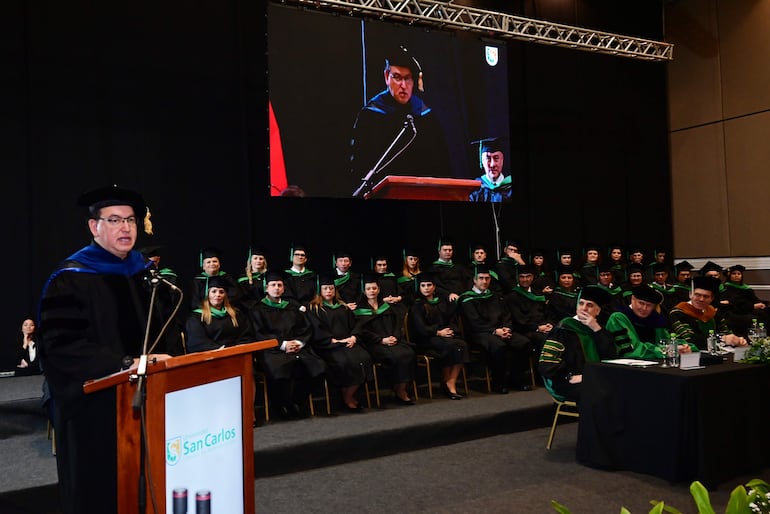 Con mucha emoción, Alfredo Molinas recibió el título honorífico Doctor Honoris Causa.