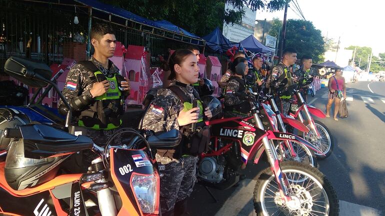 Agentes policiales garantizan la seguridad en la avenida Eusebio Ayala por la feria de los Reyes Magos.