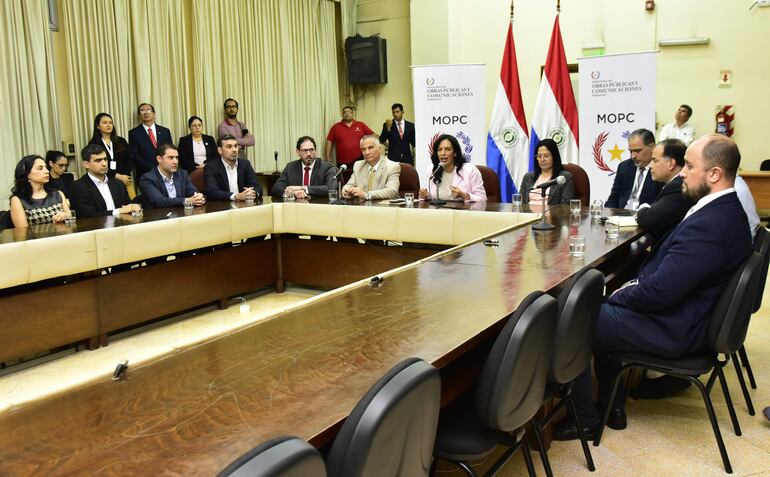 La ministra Claudia Centurión realizó una conferencia de prensa para informar sobre sus 100 días de gestión.