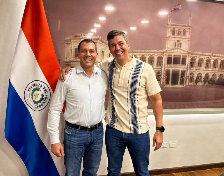 Carlos Giménez (i), ministro de Agricultura, junto al presidente Santiago Peña (foto de archivo).