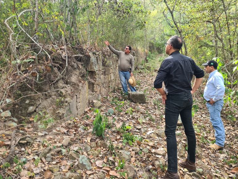 Parte de lo que resta del enorme murallón de piedras.