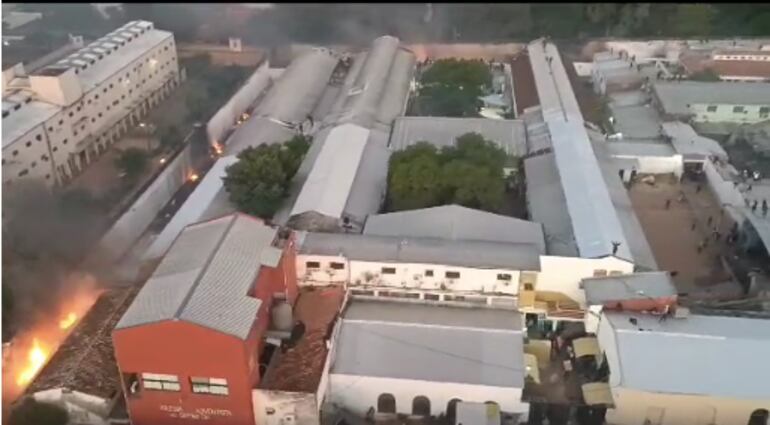 Imagen aérea de la cárcel de Tacumbú, en medio del operativo "Veneratio".