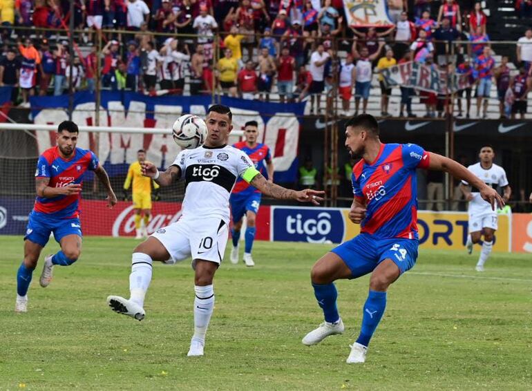 Derlis González (i) y Juan Patiño (d), durante el Superclásico en Para Uno.