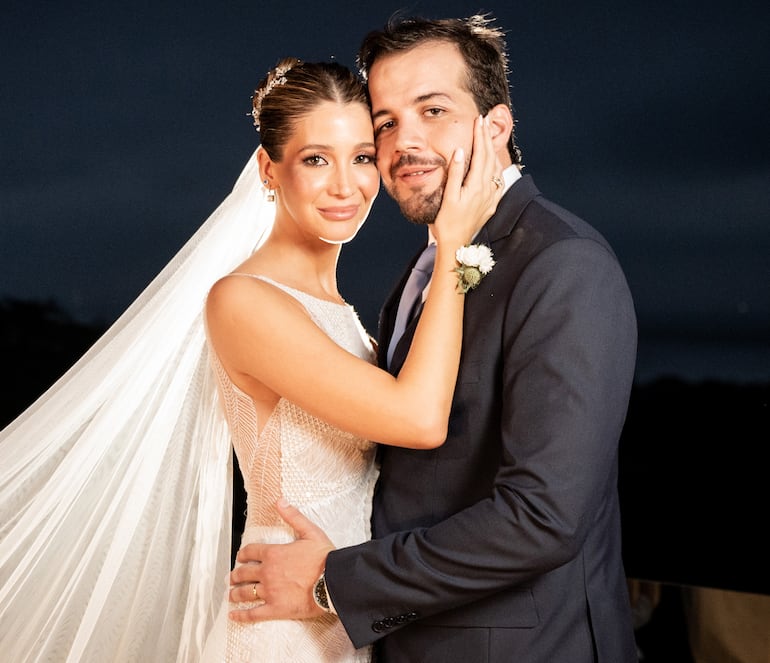 Fabiana y Nicolás posan para el álbum familiar.