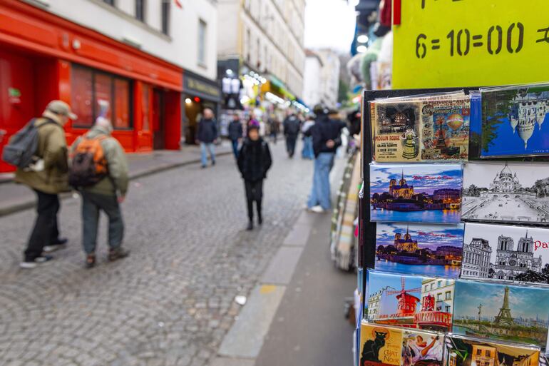 Personas pasean cerca de la Basílica del Sagrado Corazón en el barrio de Butte Montmartre en París.