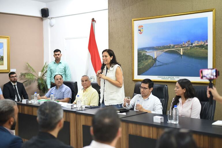 La titular del MOPC, Claudia Centurión (centro), se dirige a intendentes de Alto Paraná durante la reunión de hoy. 