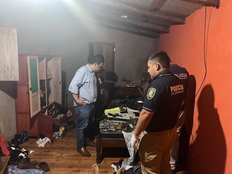 Intervinientes observan las evidencias incautadas en un operativo que resultó con el abatimiento de dos sospechosos de cometer el intento de secuestro de la semana pasada en Yaguareté Forest, de Santa Rosa del Aguaray, San Pedro.