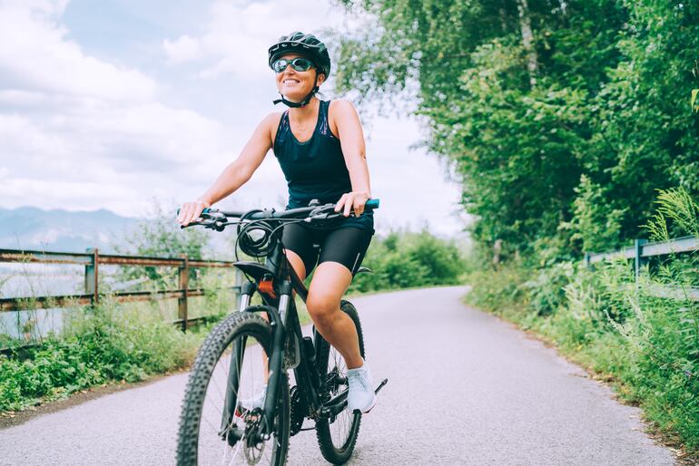 Una mujer sonriente pedalea en bicicleta