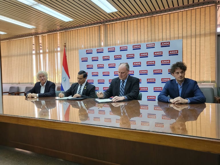 Firmando el acuerdo de ANDE con la empresa Atome, el Ing. Félix Sosa, por el ente; y James Spalding por Atome Paraguay. También aparecen el vicepresidente de la multinaciona, Juan Dalceggio, Peter Levine, presidente de ATOME Energy PLC (Archivo).