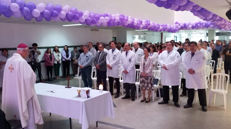 Durante la Misa, oficiada por Mons. Joaquín Robledo, estuvieron presentes académicos de la FCM, personalidades que egresaron de la casa de estudios, jefes de Cátedras y Servicios, personal médico, de enfermería, servicios generales y administrativos.