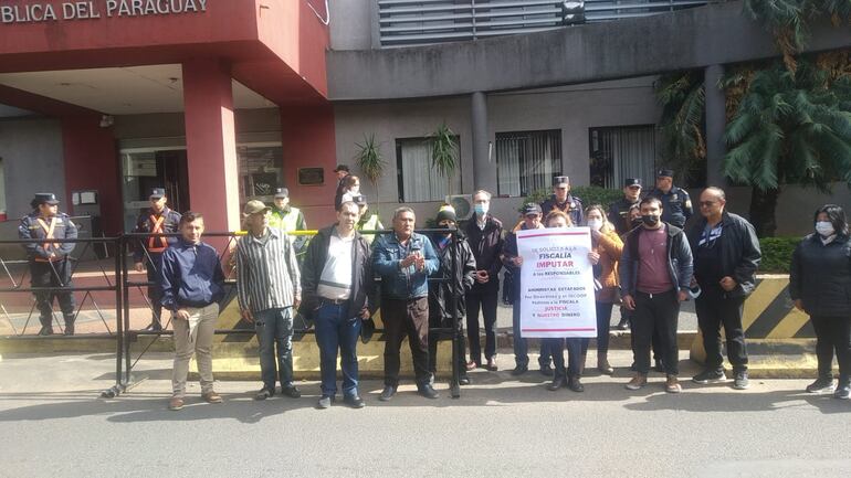 Socios se manifestaron esta mañana frente a la sede del Ministerio Público