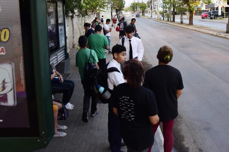 La gente soporta largas esperas por los colectivos, en las paradas, en medio de la ola de calor. 