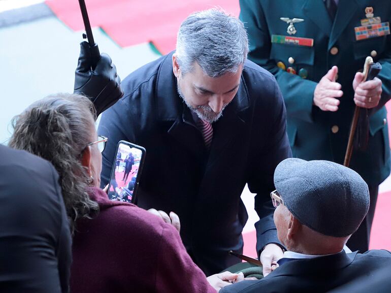 El presidente Mario Abdo Benítez, en su carácter de Comandante en Jefe de las FF.AA. impuso la medalla a Virgilio Dávalos en el marco de la celebración del Día del Ejército Paraguayo. Sus familiares siguieron de cerca el acto registrándolo con el celular.