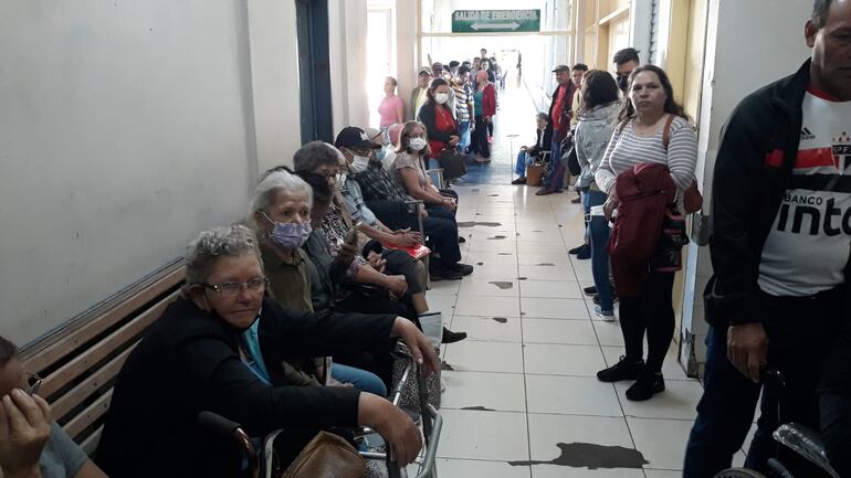 Larga fila de pacientes que esperan hacer quimioterapia, y otros que retiran medicamentos. Todos se quedan de la falta de medicamentos.