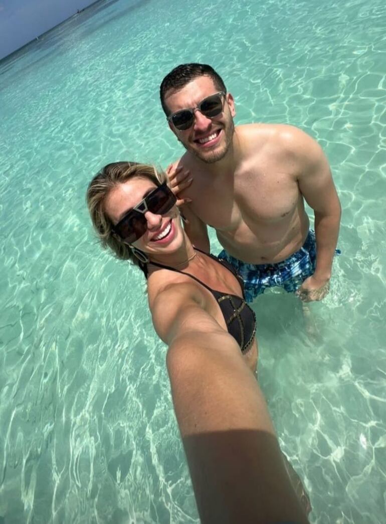 Los nuevos esposos Jessica Torres y Óscar Portillo en el mar Caribe.(Instagram/Jessica Torres)