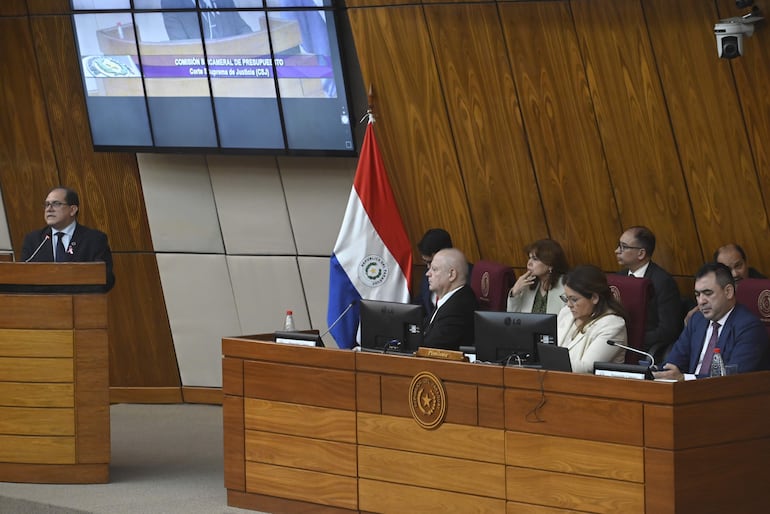 El presidente de la Corte Suprema de Justicia durante la presentación del proyecto de presupuesto ante la Comisión Bicameral de Presupuesto del Congreso.