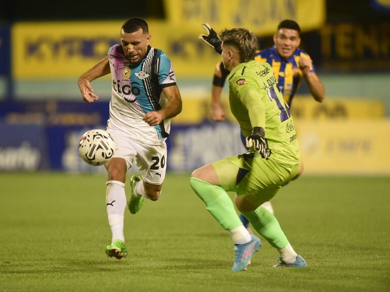 Antonio Bareiro (i), futbolista de Libertad, pelean por el balón en un partido frente a Sportivo Luqueño por al décimo tercera jornada del torneo Apertura 2024 del fútbol paraguayo en el estadio Feliciano Cáceres, en Luque, Paraguay.