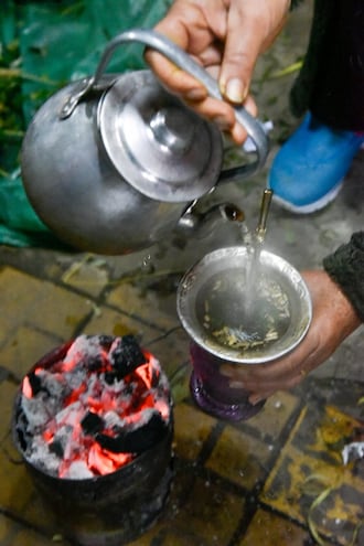 Mate, pava, brasero, frío, clima, carbón, pronóstico, temperatura.