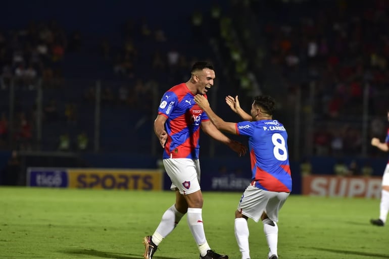 Alfio Oviedo festejando con Carrizo. Oviedo anotó dos goles en la victoria de Cerro Porteño