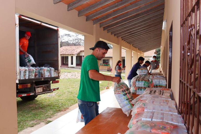 Escolares aguardan llegada de merienda escolar en instituciones educativas.