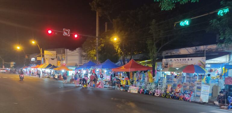 Los comerciantes ya se apostaron a la vera de la avenida Eusebio Ayala, en los alrededores del Mercado 4.