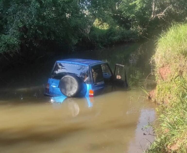 Realizaba maniobras peligrosas y cayó con su camioneta a un arroyo de Cambyretá.