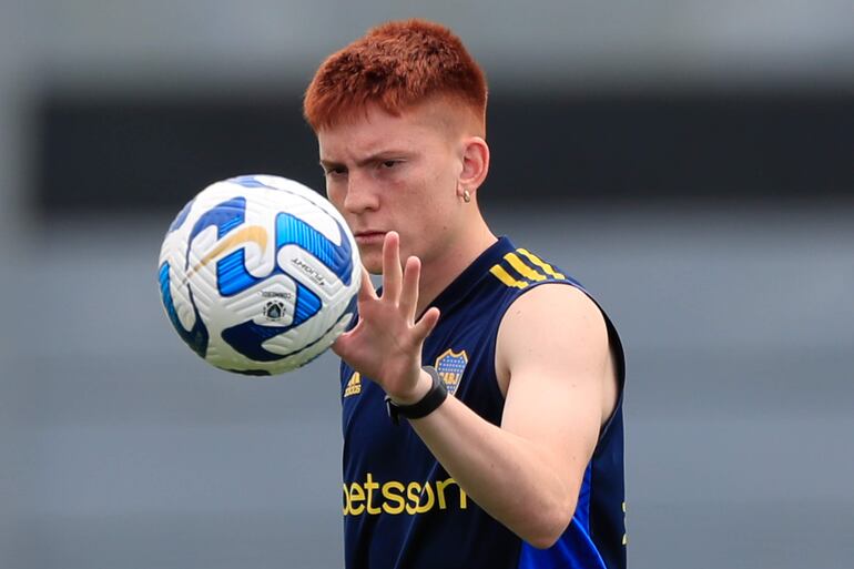 El jugador Valentín Barco controla un balón durante un entrenamiento del equipo de Boca Juniors en el Centro de Entrenamiento Moacyr Barbosa, en Río de Janeiro (Brasil).