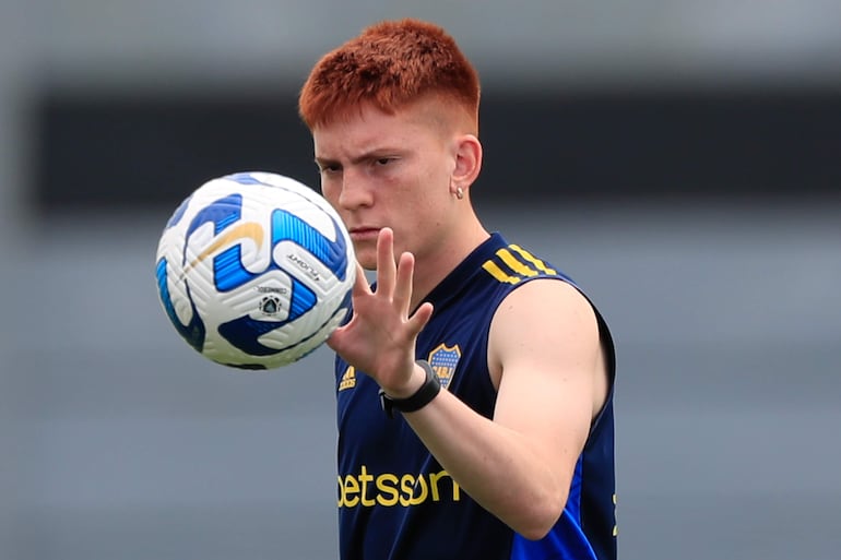 AME3412. RÍO DE JANEIRO (BRASIL), 02/11/2023.- El jugador Valentín Barco controla un balón hoy, durante un entrenamiento del equipo de Boca Juniors en el Centro de Entrenamiento Moacyr Barbosa, en Río de Janeiro (Brasil). La final de la Copa Libertadores se jugará el 4 de noviembre en el estadio Maracaná en Río de Janeiro entre Boca Juniors y el Fluminense. EFE/André Coelho
