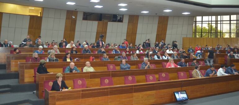 Gremios de trabajadores y jubilados en la Audiencia Pública sobre la creación de una superintendencia de pensiones y jubilaciones.