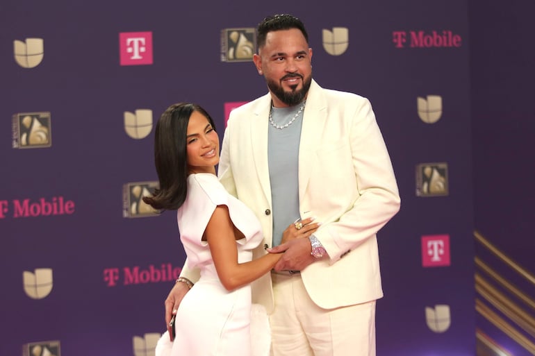 Los cantantes Natti Natasha y Raphy Pina posando felices en la alfombra de la 37 edición de los Premio lo Nuestro. (EFE/ Marlon Pacheco)
