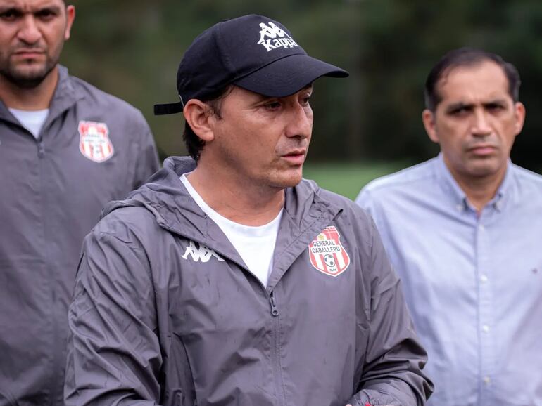 El paraguayo Aureliano Torres en la presentación como nuevo entrenador de General Caballero de Juan León Mallorquín.