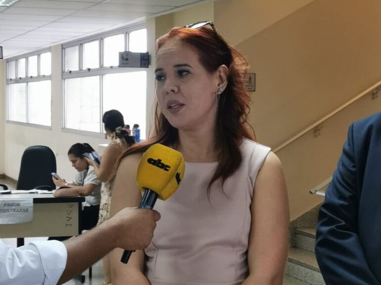 Angie Prieto, periodista que fue absuelta de la querella patrocinada por Marcelo Fleitas, gerente de Albavision y SNT Cerro Corá, por supuesta injuria, por supuestamente afirmar que Fleitas encubrió a Carlos Granada, procesado por supuesto acoso sexual.