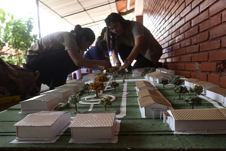 Alumnos presentan maqueta en expo técnica. Colegio Técnico Nacional.