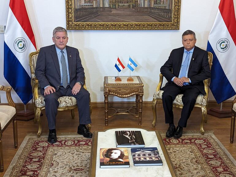 El viceministro de Administración y Asuntos Técnicos del Ministerio de Relaciones Exteriores, Juan Alberto Baiardi Quesnel y el embajador argentino Óscar Domingo Peppo, durante una reunión llevada a cabo esta mañana.