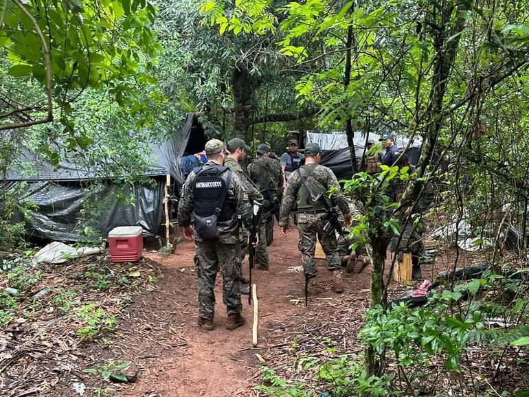 Los intervinientes procediron a revisar los campamentos hallados en el inmueble allanado.