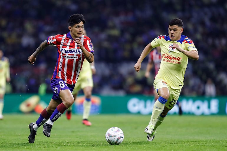 MEX4316. CIUDAD DE MÉXICO (MÉXICO), 09/12/2023.- Richard Sánchez (d) del América disputa un balón con Dieter Villalpando (i) del Atlético San Luis, durante un juego de vuelta por las semifinales del torneo Apertura 2023 de la Liga MX hoy, en el estadio Azteca de Ciudad de México. (México). EFE/Sáshenka Gutiérrez
