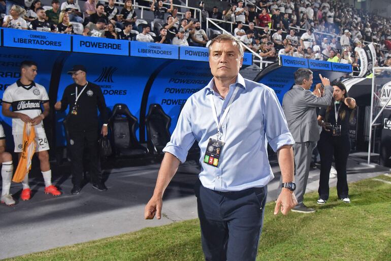 El técnico uruguayo de Olimpia, Diego Aguirre, durante el partido de vuelta de la fase de grupos de la Copa Libertadores entre Olimpia de Paraguay y Melgar de Perú en el estadio Manuel Ferreira de Asunción, el 27 de junio de 2023.